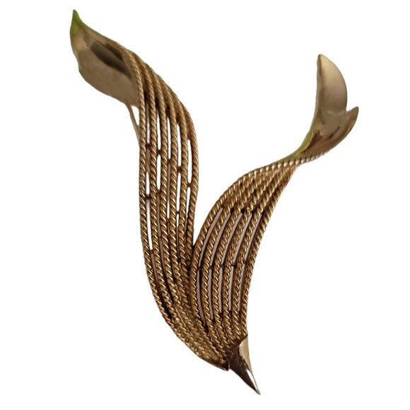 Trifari Crown Over T Gold Tone Ribbed Ribbon Brooch Pin, Signed - Picture 5 of 9